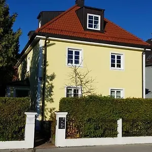Helle Und Ruhige Dachgeschosswohnung Apartment München